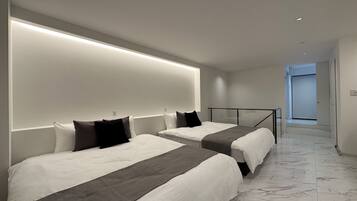 Departamento ejecutivo | Espacio para trabajar con laptop y tabla de planchar con plancha