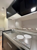 Refrigerador, microondas, placa de cocina, tetera/pava eléctrica