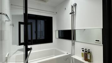 Departamento ejecutivo | Baño | Amenidades de baño gratuitas, secadora de cabello, bidet, toallas
