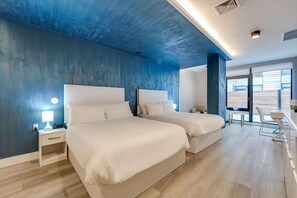 Tabla de planchar con plancha, wifi gratis y ropa de cama 