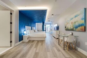 Tabla de planchar con plancha, wifi gratis, ropa de cama