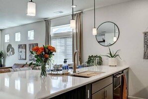 Fridge, microwave, oven, stovetop - Luxury, comfortable escape w/King, 12 min from DIA (Commerce City)