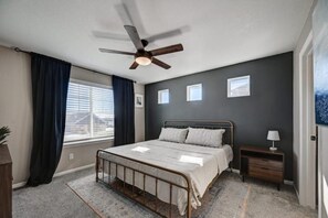 3 bedrooms, in-room safe, desk, iron/ironing board - Luxury, comfortable escape w/King, 12 min from DIA (Commerce City)