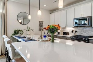 Fridge, microwave, oven, stovetop - Luxury, comfortable escape w/King, 12 min from DIA (Commerce City)