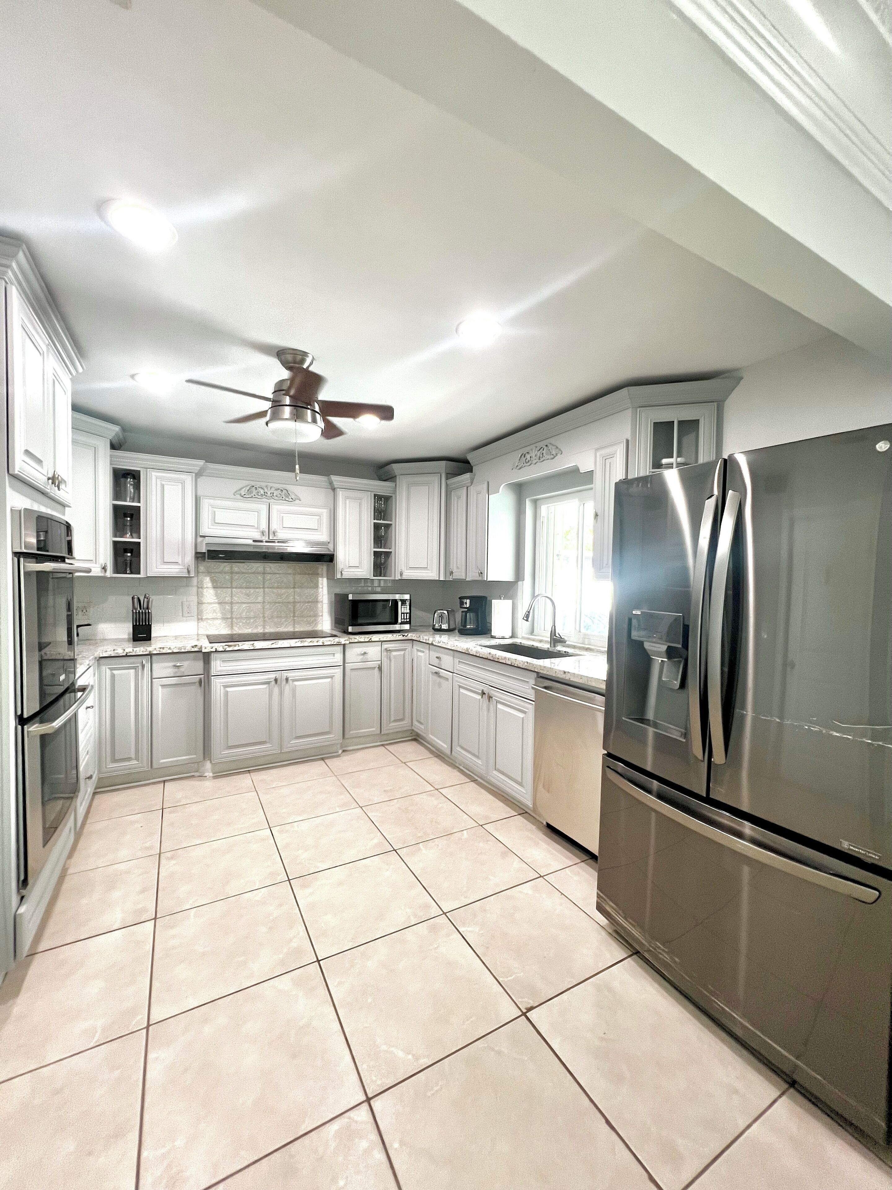 Geladeira, micro-ondas, fogão, cooktop