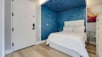 Tabla de planchar con plancha, wifi gratis y ropa de cama