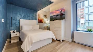 Tabla de planchar con plancha, wifi gratis y ropa de cama