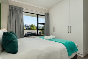 2 quartos, cofres nos quartos, ferros/tábuas de passar roupa, Wi-Fi