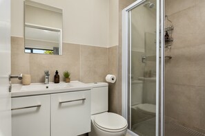 Shower, hair dryer, towels, soap - Comfort Living In Century City - Pool + Braai (Cape Town)