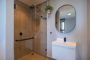 Dusche, Haartrockner, Handtücher, Seife