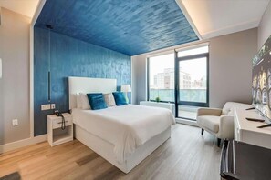 Planxa i posts de planxar, wifi gratuïta i roba de llit 