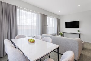 Ropa de cama de alta calidad y caja de seguridad en la habitación 