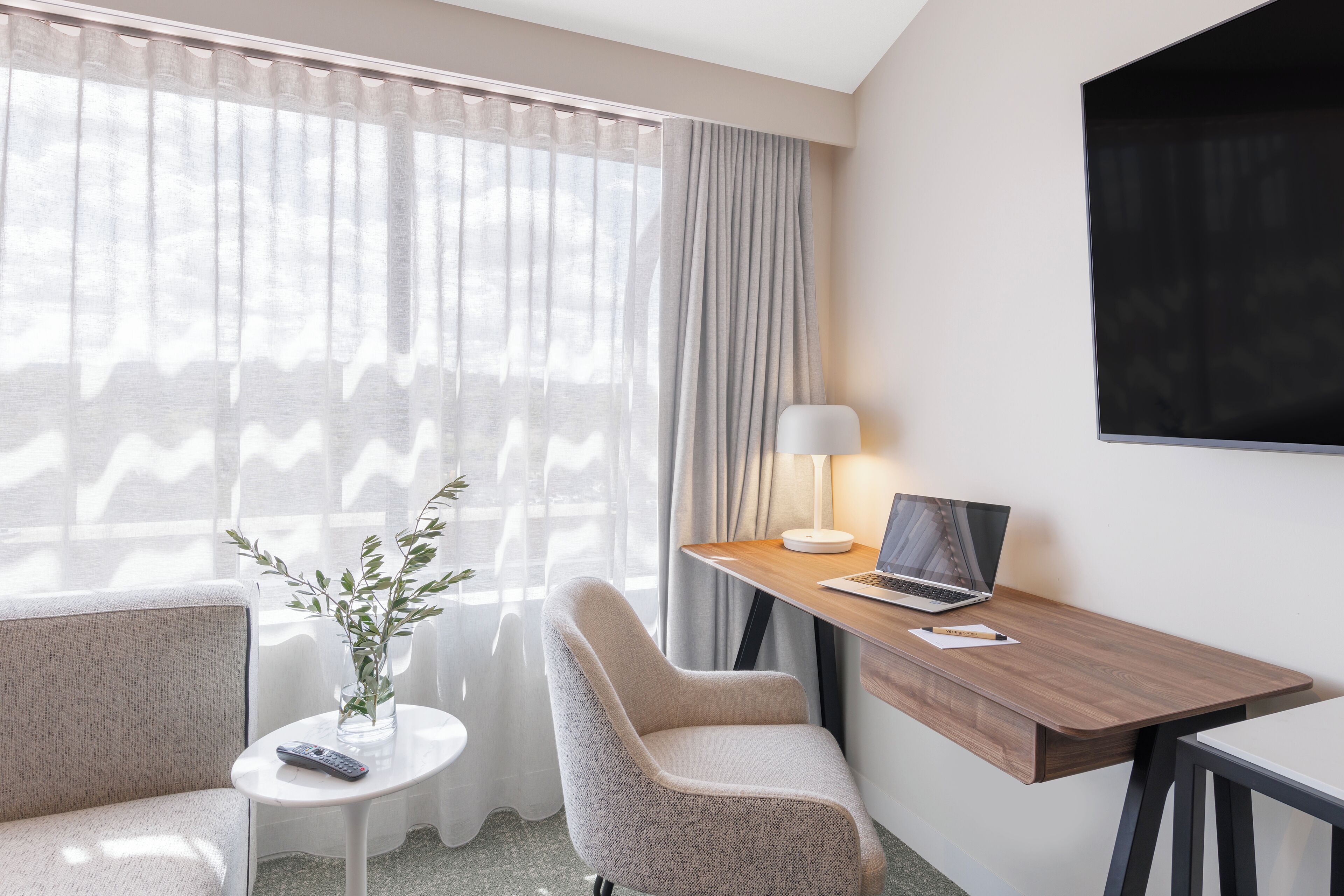 Roupas de cama premium, cofres nos quartos, escrivaninha