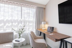 Premium bedding, in-room safe, desk, laptop workspace - Punthill Tuggeranong (Greenway)