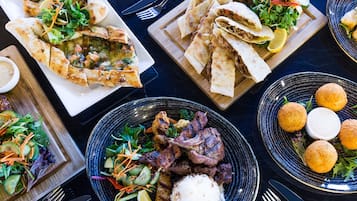 Breakfast, lunch and brunch served