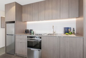 Refrigerador con freezer, microondas, lavavajillas, cafetera expreso