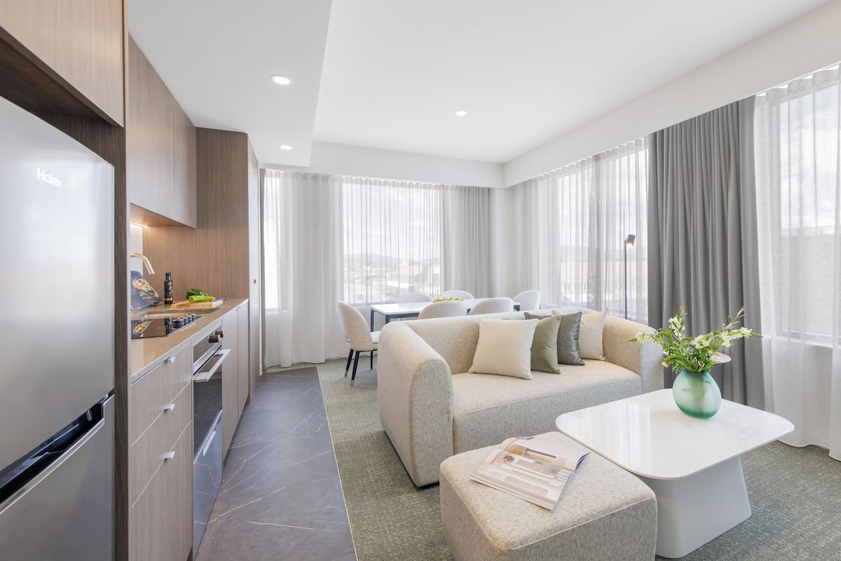 Departamento, 2 habitaciones | Área de sala de estar | Smart TV de 50 pulgadas con canales vía satélite y Netflix