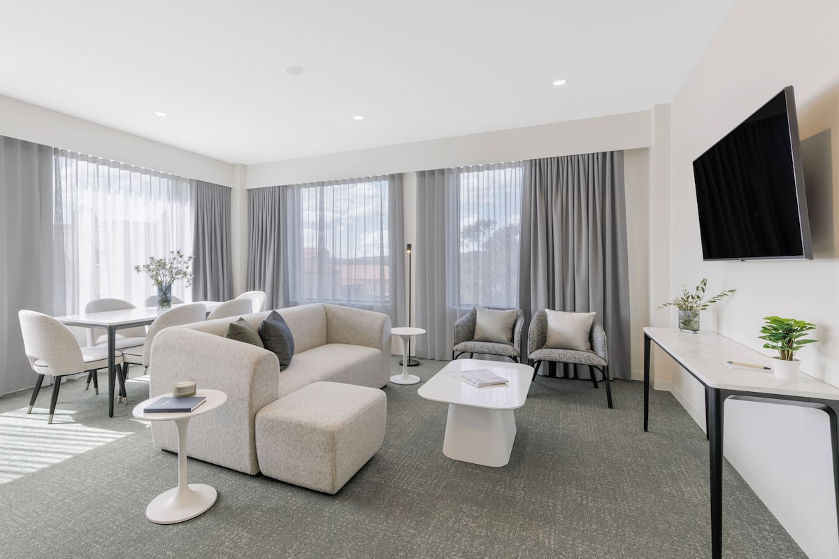 Departamento, 3 habitaciones, habitaciones conectadas | Área de sala de estar | Smart TV de 50 pulgadas con canales vía satélite y Netflix