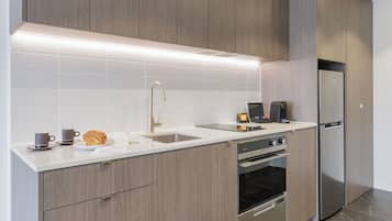 Una cocina moderna con un refrigerador de acero inoxidable, un horno doble y una encimera elegante.