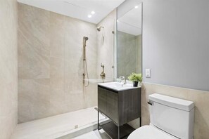 Douche, sèche-cheveux, serviettes fournies