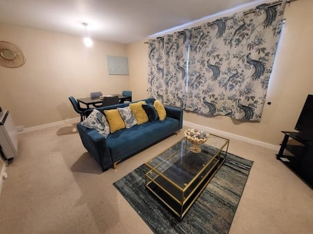 TV. Lovely apartment with free parking & Wi-Fi