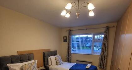 Lovely apartment with free parking & Wi-Fi