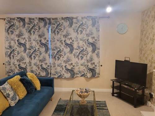 Lovely apartment with free parking & Wi-Fi
