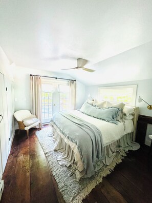 4 bedrooms, desk, iron/ironing board, WiFi