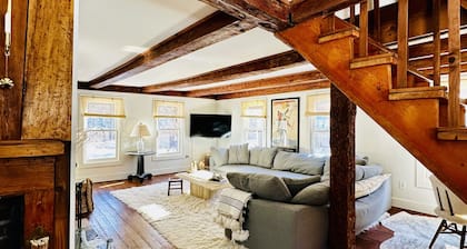 Sprawling Riverbend Farmhouse Close to Mountains with Hot Tub