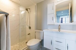 Bruser, hårtørrer, håndklæder, Sæbe