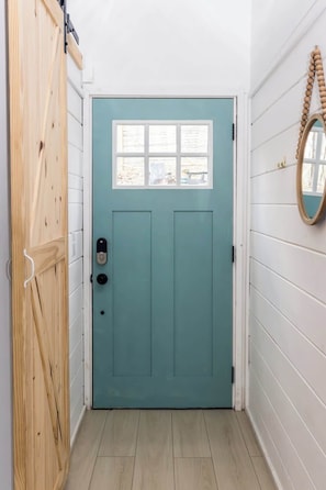 Interior - Charming cabin, outdoor shower + hottub (South Bloomingville)