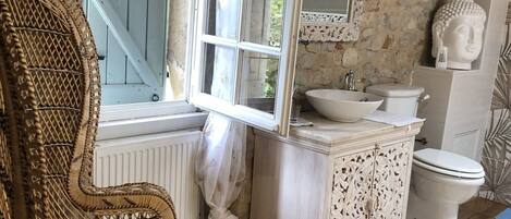 Een haardroger, handdoeken, zeep, toiletpapier