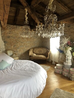 3 habitaciones, tabla de planchar con plancha y ropa de cama 