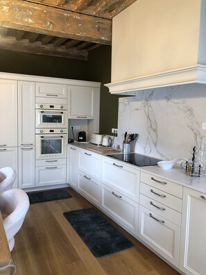 Een magnetron, een oven, een kookplaat, een vaatwasser