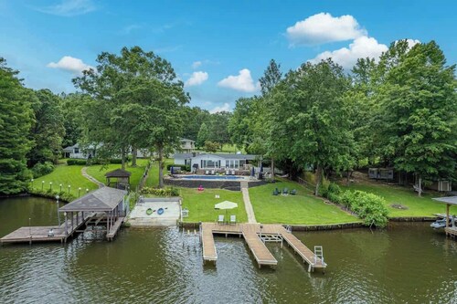 Pool, Hot tub, Kayaks, Mini Golf, + Boat Slip