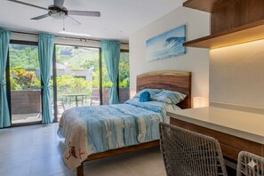 1 sovrum, värdeförvaringsskåp på rummet och skrivbord