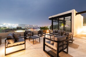 Terrace/patio - Cozy studio apartment near beach with roof top pool, AC, WiFi (Santa Cruz)