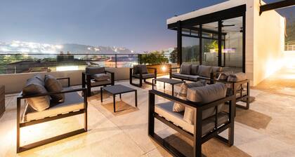 Cozy studio apartment near beach with roof top pool, AC, WiFi