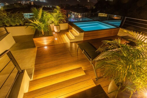 Cozy studio apartment near beach with roof top pool, AC, WiFi