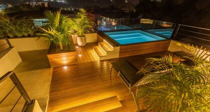 Cozy studio apartment near beach with roof top pool, AC, WiFi