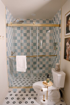 Dusche, Haartrockner, Handtücher, Seife