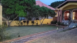 Property grounds - Charming 2-bedroom house in marvelous Boscobel with WiFi, AC (Boscobel)