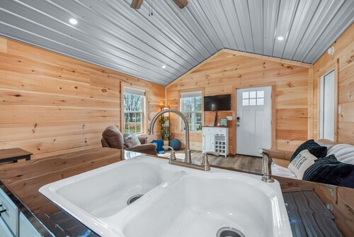 Guntersville Lake House with 32' Boat Garage, No-Stairs Entrance, Wi-Fi