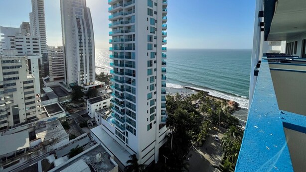 A high-rise building with multiple balconies overlooking a beach and ocean. - Apartamento AL2-P Cerca al Mar con Pisci (Cartagena)