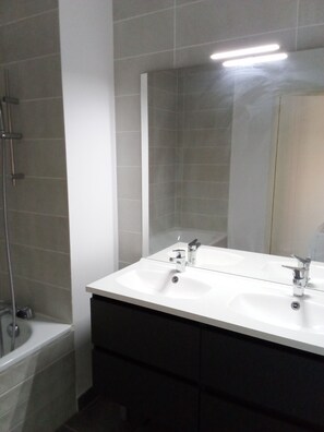 Douche, séchoir à cheveux, serviettes fournies, papier de toilette