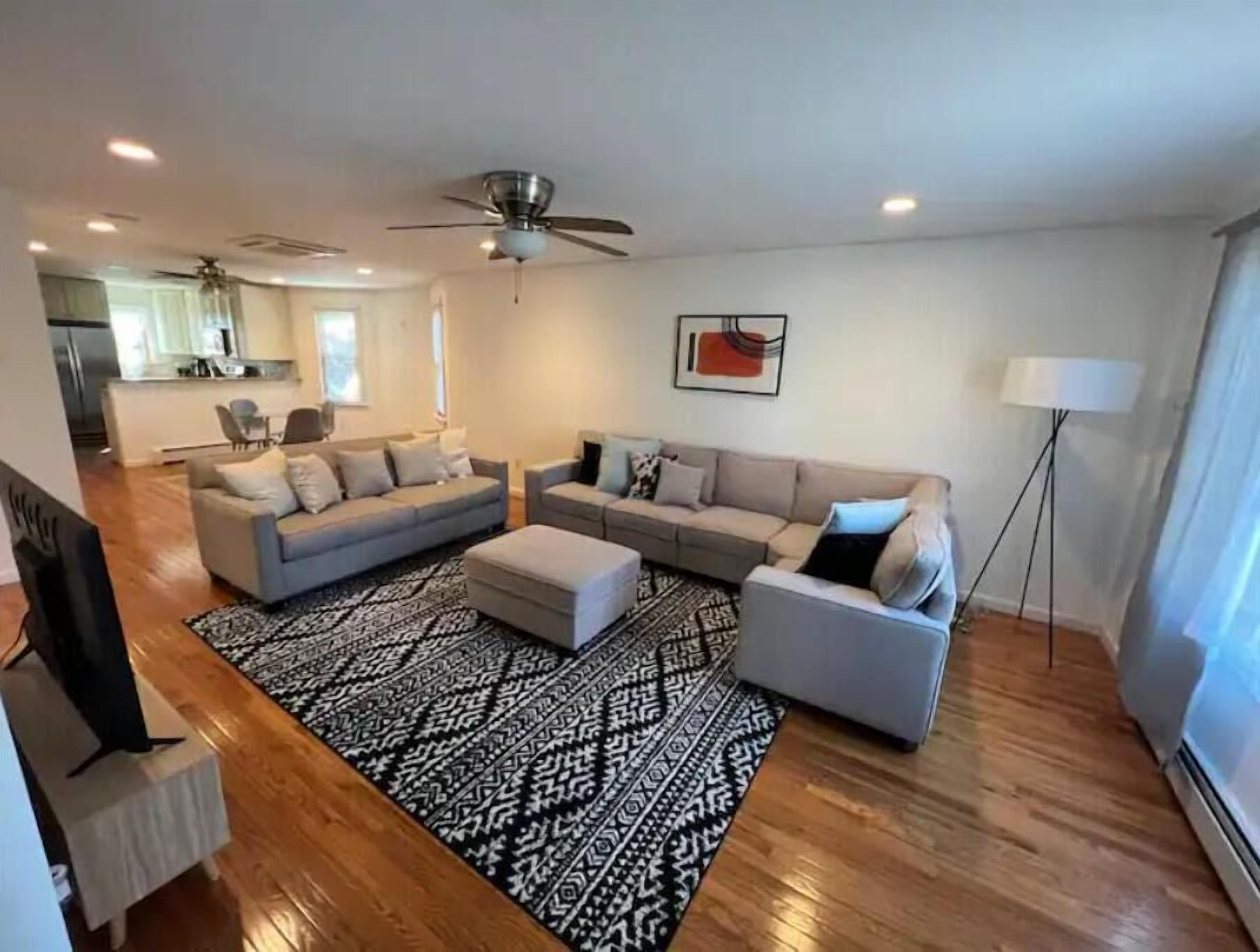 Huge house by NWK Airport and 20 mins to NYC