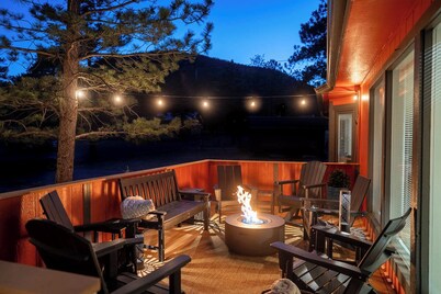Modern Family Cabin near RMNP and town! Decks, 2 Firepits, Big Yard!