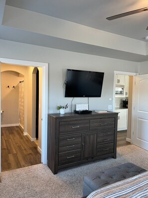 3 habitaciones, escritorio, wifi gratis y ropa de cama