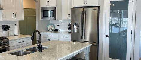 Refrigerador, microondas, horno y parrilla de estufa