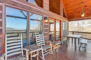 Outdoor dining - Gorgeous Blue Ridge Mountain Retreat: Deck + View! (Blue Ridge)
